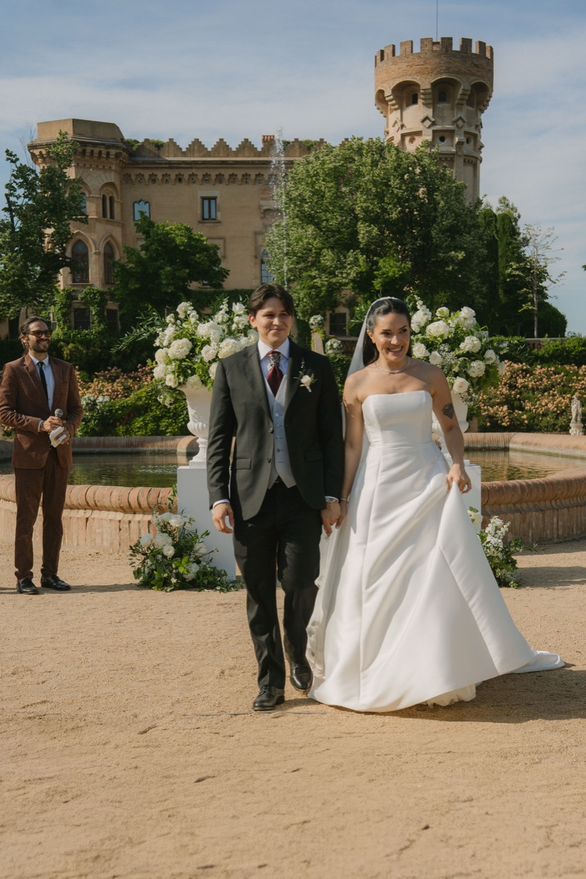 Eda and Santi walking together after their ceremony